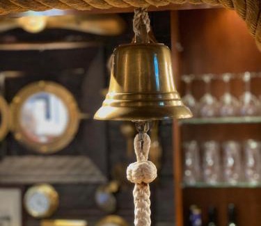 Sodermalm Boat Rental | Welcoming Den Röda Båten: Family-Friendly with Breakfast