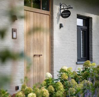 Oostvleteren Villa | Discover Den Yzer: Rated 9.6/10 with Hot Tub & Family-Friendly