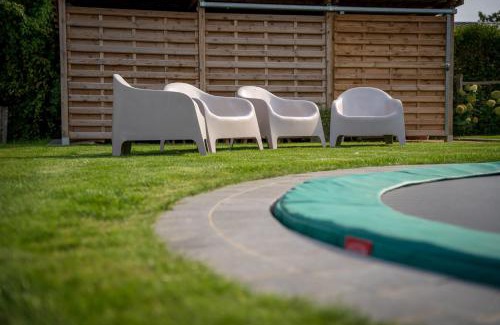 Oostvleteren Villa | Discover Den Yzer: Rated 9.6/10 with Hot Tub & Family-Friendly