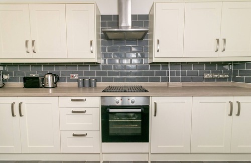 Letchworth House | Family-Friendly Denby Lodge with Pool and Breakfast Service