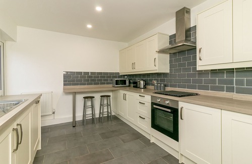Letchworth House | Family-Friendly Denby Lodge with Pool and Breakfast Service