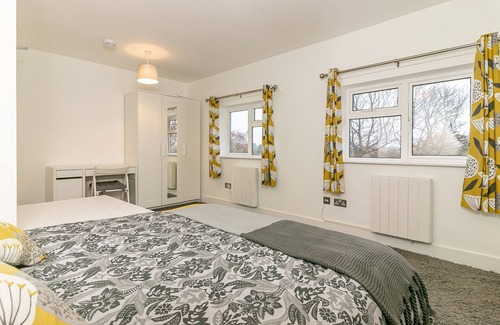 Letchworth House | Family-Friendly Denby Lodge with Pool and Breakfast Service