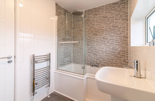 Letchworth House | Family-Friendly Denby Lodge with Pool and Breakfast Service