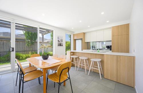 Denham Court House | Denham Court Family-Friendly 4BR House with Wifi & Parking