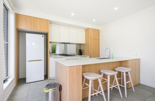 Denham Court House | Denham Court Family-Friendly 4BR House with Wifi & Parking
