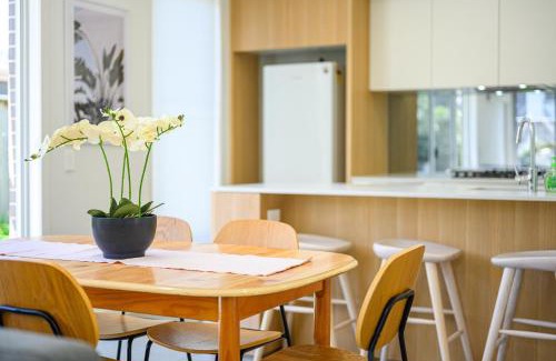 Denham Court House | Denham Court Family-Friendly 4BR House with Wifi & Parking