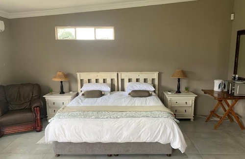 Blue Crane Route Apartment | Child-Friendly Dennegeur Guesthouse with Top Ratings