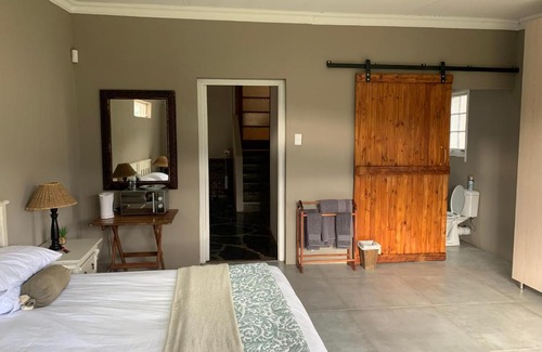 Blue Crane Route Apartment | Child-Friendly Dennegeur Guesthouse with Top Ratings