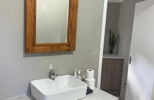 Blue Crane Route Apartment | Child-Friendly Dennegeur Guesthouse with Top Ratings
