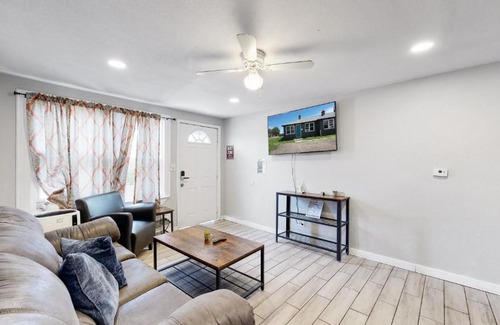 Dupont House | Cozy Dog-Friendly 1 Bedroom in Denver with King Bed
