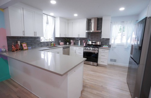 Dupont House | Denver Insta-Perfect Girls Trip! 5BR Colorful Haven 10-min to DT Denver