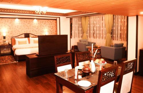 Gangtok Hotel | Denzong Regency: Mountain Retreat with Spa & Family Amenities