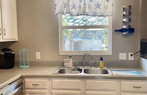 Tarpon Springs House | Deo's Beach House: Guest Rated 10/10 with Oceanfront Bliss