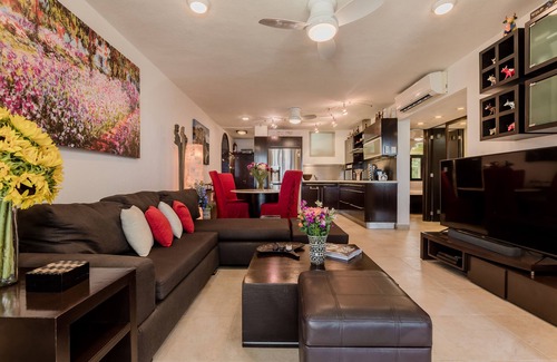 Puerto Juarez Apartment | Beachfront Bliss: King Bed, Pool & Ocean Views Await