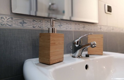 Manfredonia Bed & Breakfast | Family-Friendly Stay at Depandance Red House with Kitchen