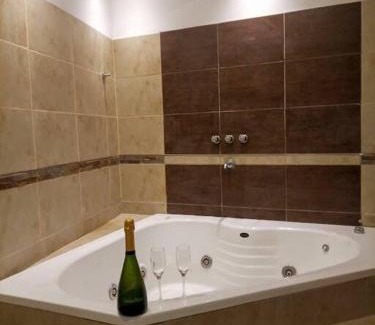 Parana Apartment | Modern 2-Bedroom Apartment Near Park with Hot Tub