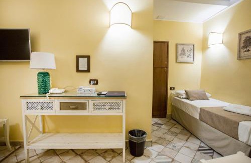 Historical Center House | Inviting Dependence: Family-Friendly with Breakfast Included