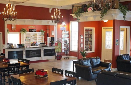 La Plata Hotel | Elegant Depot Inn & Suites: Pet-Friendly with Private Pool