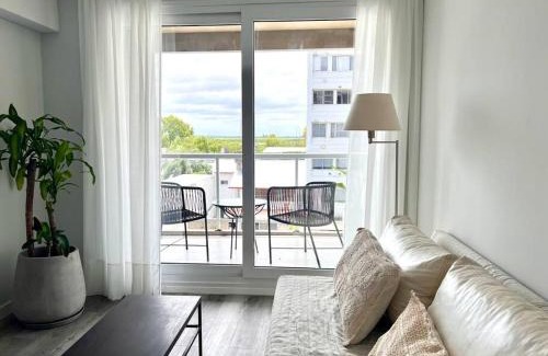 San Nicolas de los Arroyos Apartment | Riverside Retreat: Family-Friendly Stays with a View