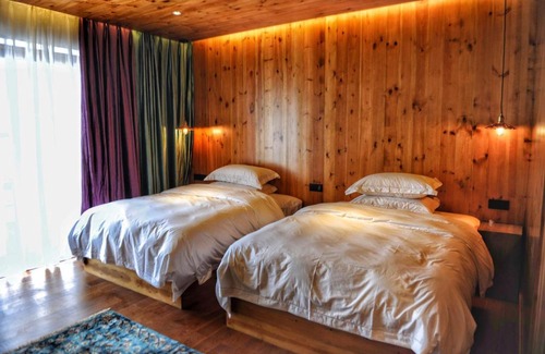 Deqen County House | Experience Deqin Wuxiang Meili Snow Mountain Holiday Mansion
