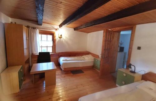 Fenyofo Apartment | Family-Friendly Stay at Derű-Lak: Comfortable Getaway