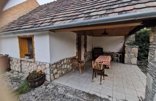 Fenyofo Apartment | Family-Friendly Stay at Derű-Lak: Comfortable Getaway