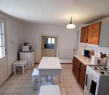 Fenyofo Apartment | Family-Friendly Stay at Derű-Lak: Comfortable Getaway