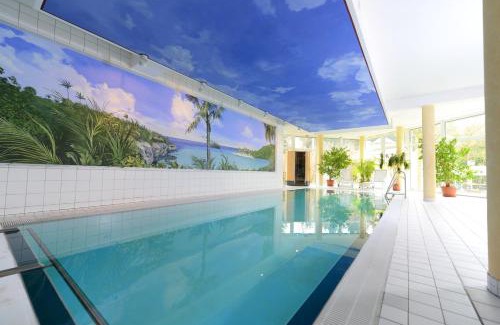Hohenluftkurort Grunbach Hotel | Family-Friendly Stay at Der Bayerische Hof with Dining Options