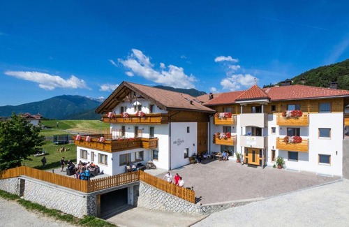 Spinga Hotel | Pet-Friendly Der Brunnerhof with Oceanfront Views & Pool