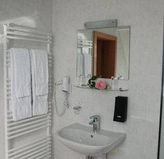 Bludenz Hotel | Discover Der Löwen: Family-Friendly Stay with Dining Options