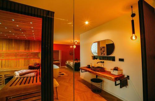 Runding Apartment | Beautiful Oceanfront Retreat - Der Schwarzbau, 4-Star Gem