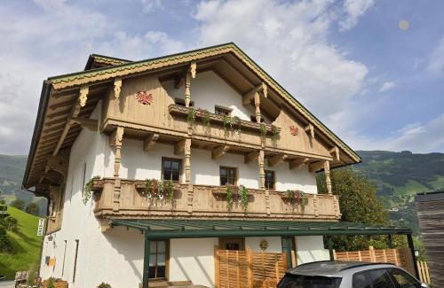 Hainzenberg Apartment | Discover Der Waidachhof Zillertal - Family & Pet Friendly Stay