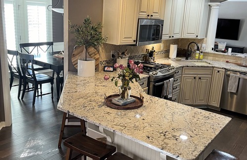 Buechel House | Spacious Derby/PGA East End 4 Bedroom Home with Kitchen