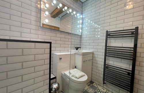 Alport House | Cozy Derbyshire Cottage for 4 with Private Pool Access