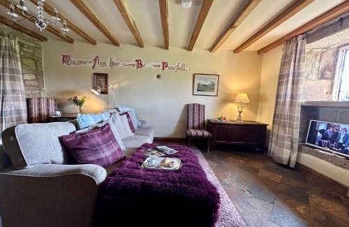 Alport House | Cozy Derbyshire Cottage for 4 with Private Pool Access