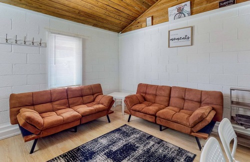 Laguna Park House | Derekville Unit #3 | Condo in Clifton with pool & hot tub