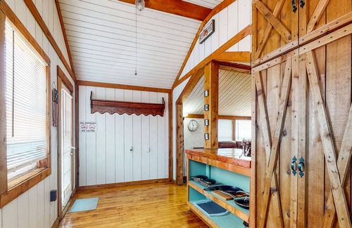Laguna Park House | Derekville Unit #9 | Condo in Clifton with pool & hot tub