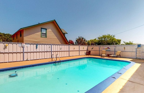 Laguna Park House | Derekville Unit #9 | Condo in Clifton with pool & hot tub