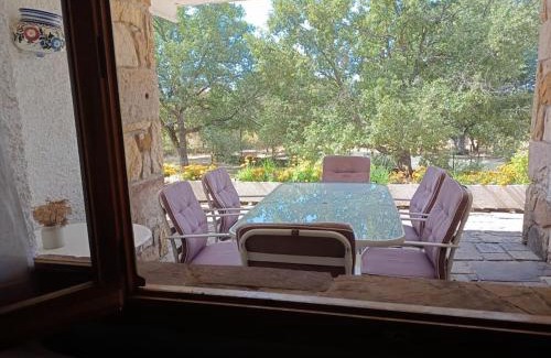 Vilviestre de los Nabos House | Derroñadas: Enjoy a Spacious Garden & Tennis Retreat