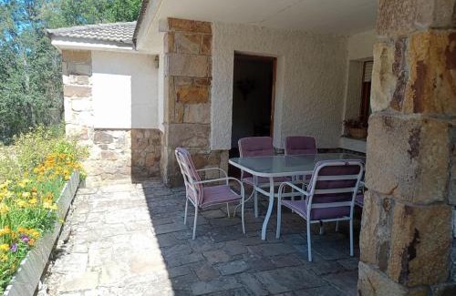 Vilviestre de los Nabos House | Derroñadas: Enjoy a Spacious Garden & Tennis Retreat