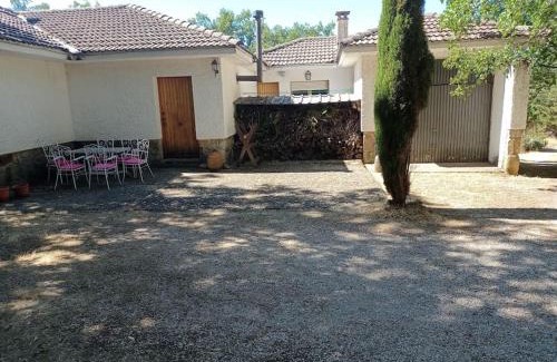 Vilviestre de los Nabos House | Derroñadas: Enjoy a Spacious Garden & Tennis Retreat