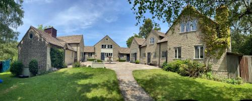 Coberley House | Cozy Derrybrook Cottage - Twin or Superking Rooms Await