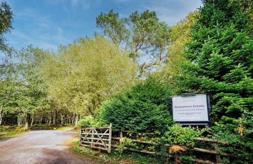 Farley House | Derwent, woodland lodge with hot tub for 6