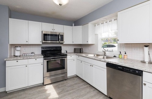 Des Moines House | Top-Rated Des Moines Comfy Getaway with Pet-Friendly Amenities