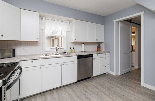 Des Moines House | Top-Rated Des Moines Comfy Getaway with Pet-Friendly Amenities