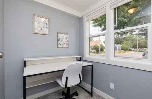Des Moines House | Top-Rated Des Moines Comfy Getaway with Pet-Friendly Amenities