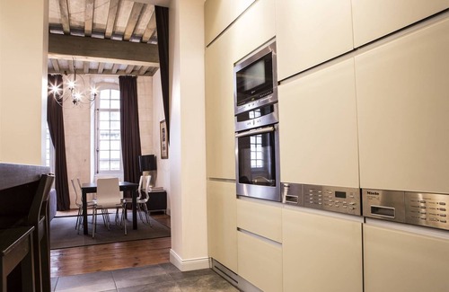 Hotel de Ville - Quinconces Apartment | Experience Comfort at Descazeaux: Rated 9.8 with Breakfast