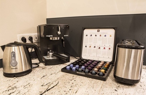 Hotel de Ville - Quinconces Apartment | Experience Comfort at Descazeaux: Rated 9.8 with Breakfast