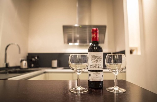 Hotel de Ville - Quinconces Apartment | Experience Comfort at Descazeaux: Rated 9.8 with Breakfast