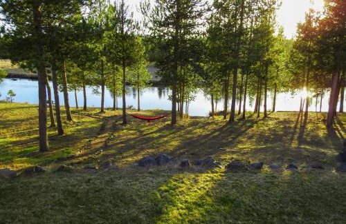 Oregon Water Wonderland House | Delightful Deschutes Daydream: Family-Friendly Retreat
